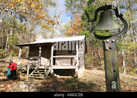 Alabama DeKalb County, Valley Head, Sequoyah Caverns, una camera di log cabina scuola, campana, visitatori viaggio viaggio turistico turismo Landmar Landmar Foto Stock