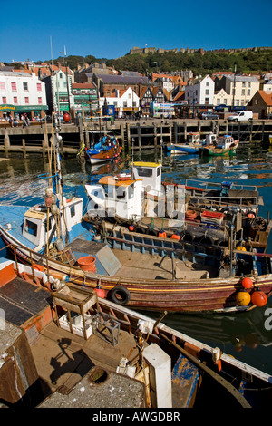 Barche da pesca Porto Interno Scarborough North Yorkshire Inghilterra Foto Stock