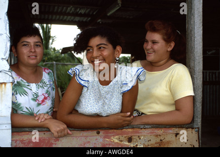 Belize, ex Honduras britannico, Mar dei Caraibi, acqua, Pan American, Tropics, Corozal, femmine sorridenti locali, donne, produrre, frutta, verdura, cibo, ve Foto Stock