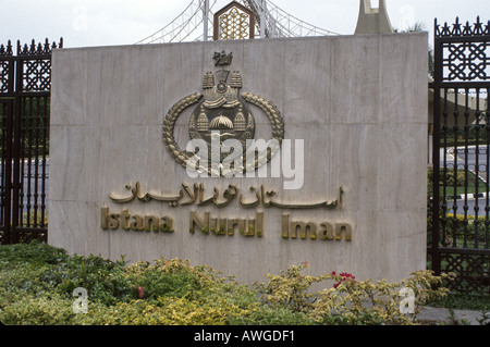 Brunei,Borneo,Asia,Islamico,musulmano,Bandar,Istana Nural Iman Palace,Sultan of Brunei,Borneo,Asia,Islamico,musulmano,persona più ricca del mondo,cartello d'ingresso,inf Foto Stock