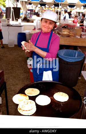 Donna ispanica rende tortillas a mano al Cinco de Mayo festival Anaheim CA USA non modello rilasciato Foto Stock
