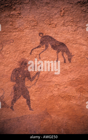 Sud Algerino Sahara arte rupestre del deserto risalente al periodo bovidiano di circa ottomila anni presso il sito di Separ, Tassili N Ajjer, Algeria Foto Stock