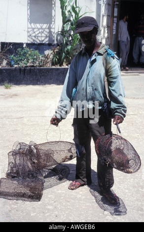 Stone Town Catcher ratto con ratto gigante in gabbia Zanzibar, Tanzania, Africa orientale Foto Stock