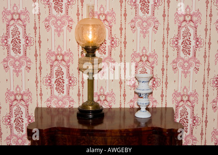 Lampada di antiquariato e lavori di vetro Foto Stock