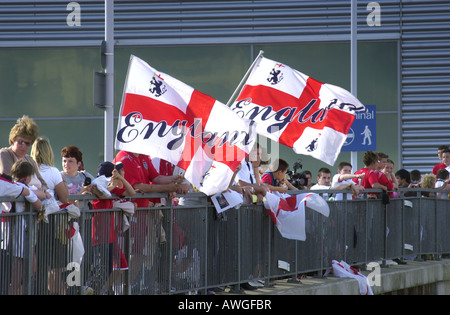 Ventole attende la squadra dell'Inghilterra a tornare a casa a Londra Luton da Euro 2004 25 Giugno Foto Stock