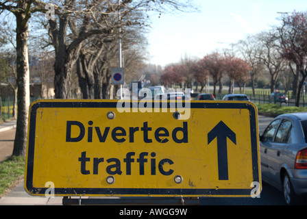 Il giallo e il nero british cartello stradale che indica un percorso di traffico deviato Foto Stock