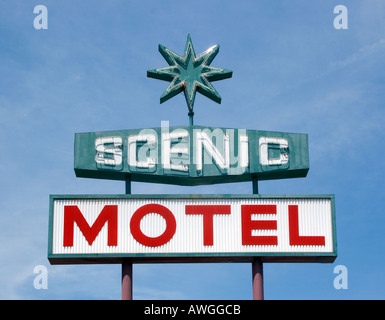 Primo piano dell'insegna Scenic Motel a Pigeon Forge, Tennessee, che mostra il fascino neon di metà secolo e la classica americana a lato della strada. Foto Stock
