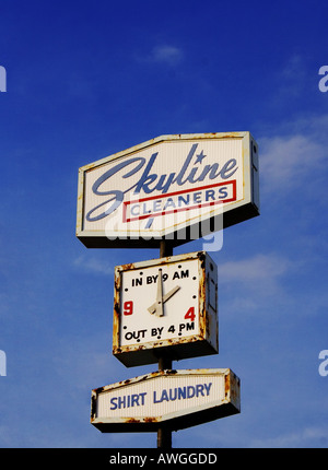 Primo piano dell'insegna vintage Skyline Cleaners Laundromat a Salem, Virginia, che mostra il fascino neon di metà secolo e la classica americana a bordo strada. Foto Stock