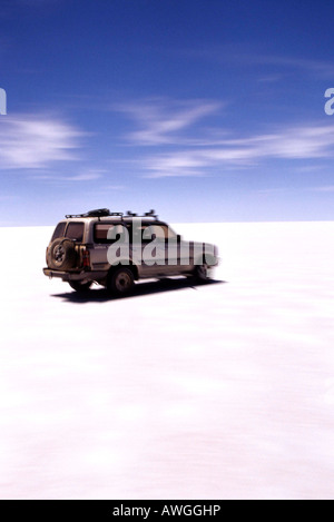 Tourist Jeep racing attraverso le saline del Salar de Uyuni Bolivia Foto Stock