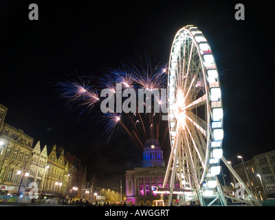 I fuochi d'artificio finale di luce durante la notte del 8 febbraio in piazza del mercato di Nottingham East Midlands UK Foto Stock