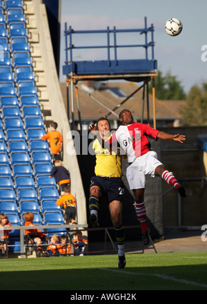 Per gli appassionati di calcio watch Oxford rispetto a Woking Foto Stock