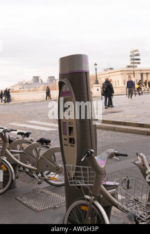 Velib schema del ciclo di Parigi sul Quai de L'Horloge, Île de la Cité a Pont Neuf di fronte al Palais de Louvre Foto Stock