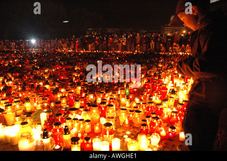 Varsavia, Polonia lutto dopo giovanni paolo II morte. Piazza Pilsudski dopo Papa funerale. Foto Stock