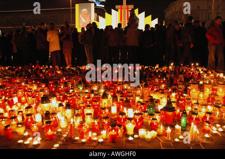 Varsavia, Polonia lutto dopo giovanni paolo II morte. Piazza Pilsudski dopo Papa funerale. Foto Stock