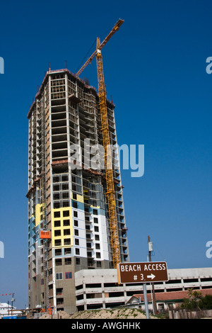 Condominio multipiano edificio in costruzione sulla spiaggia a Padre Island Texas Foto Stock