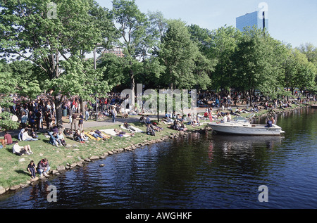 Stati Uniti Massachusetts Boston Back Bay l'Esplanade barca a bordo della gente seduta sulle rive del fiume Charles come la folla raccolta Foto Stock