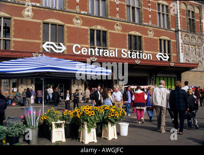 Centraal Station e fiore di Amsterdam di stallo Foto Stock