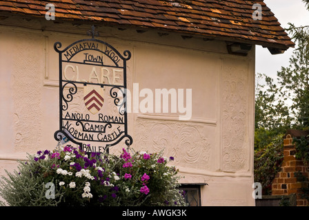 Segno della città di fronte alla casa antica, un quindicesimo secolo pargetted house, Clare, Suffolk Foto Stock