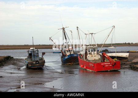 Tre barche da pesca in attesa che la marea di venire a Brancaster Norfolk Foto Stock