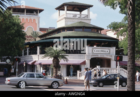 Stati Uniti d'America, Florida, Miami, Coconut Grove, CocoWalk, entrata al Mall, movimento sfocato Foto Stock