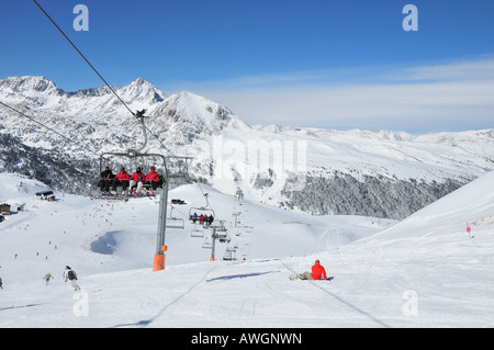 Un ampia vista sulla pista da sci di La stazione sciistica di Grandvalira, Pirenei, Andorra Foto Stock