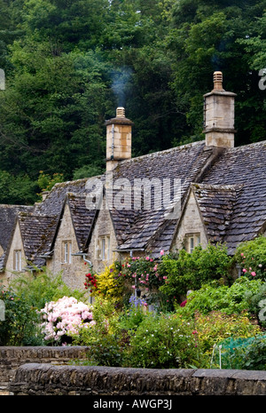 Cottage in pietra nel villaggio Costwold di Bibury, Gloucestershire Foto Stock