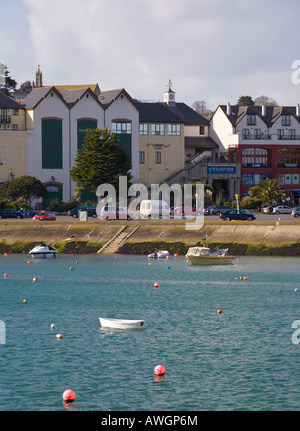 Penzance Harbour con un parcheggio auto e negozi in background Foto Stock