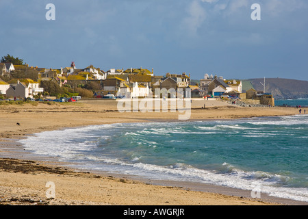 La spiaggia di Marazion Cornwall Inghilterra con il villaggio in background Foto Stock