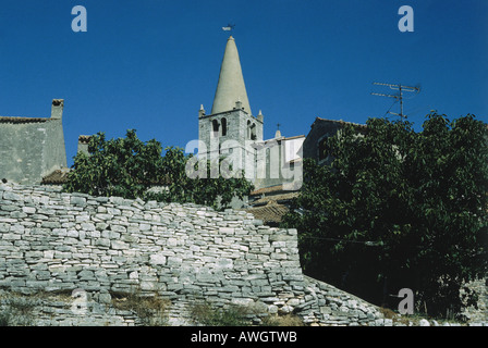 Croazia, Istria, Balla, St Elizabeth, il campanile con cuspide, del XIX secolo la chiesa di origini romaniche, all'interno di mura Foto Stock