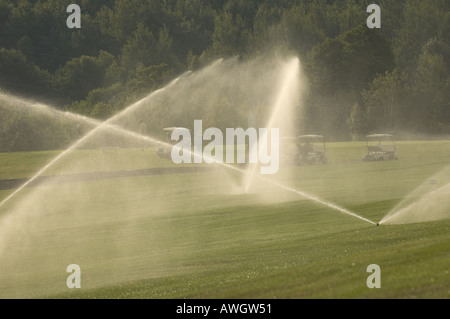 Un sistema di irrigazione acque il fairway a Sugarbush Golf Club a Warren, Vermont. Foto Stock