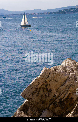 Barca a vela nel mar Mediterraneo a largo della costa vicino a Cap d'Antibes Foto Stock