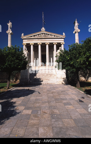 La Grecia, Atene, Accademia di Belle Arti, portico sostenuto da colonne ioniche, sormontato da frontone scolpito Foto Stock