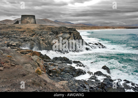 El Cotillo: Castillo Torre del El Toston, Fuerteventura, Isole canarie, Spagna. Le isole Canarie si trovano in Atlantico 100km ad ovest della costa nord africana. Foto Stock