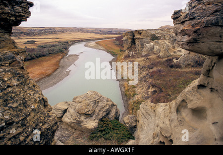 La scrittura su pietra Parco provinciale di Alberta in Canada con il fiume di latte Foto Stock