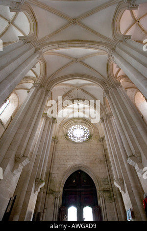 L'interno del monastero di Alcobaca in Portogallo che mostra la forma di rose vetrate colorate. Foto Stock