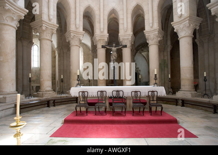 L'interno del monastero di Alcobaca in Portogallo che mostra le colonne e il crocifisso dell'alter. Foto Stock