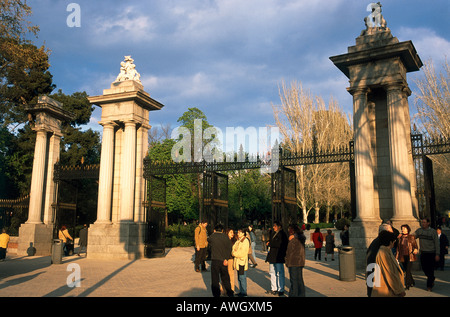 Spagna, Madrid, il Parque del Retiro, Puerta de la Independencia, gruppi di persone si sono radunate attorno al gate di indipendenza Foto Stock