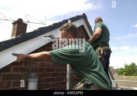 Continua nero preformato di gronda essendo montato su una casa consiglio NEL REGNO UNITO Foto Stock