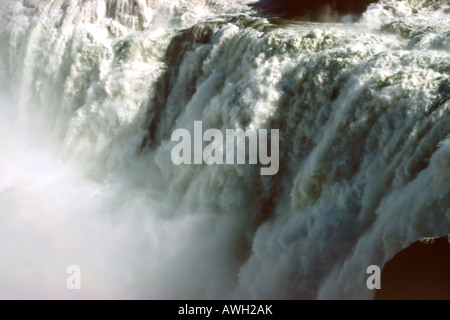 Una bella immagine della natura in uno dei suoi più puri e potenti forme. Un colorato mist sorge dal di sotto della turbolenza. Foto Stock