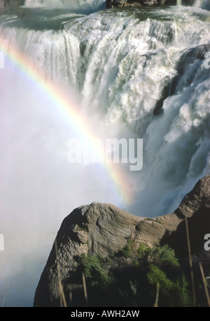 Una bella immagine della natura in uno dei suoi più puri e potenti forme. Passando sopra le cascate un arcobaleno si sviluppa nella nebbia. Foto Stock
