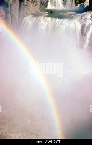 Una bella immagine della natura in uno dei suoi più puri e potenti forme. Passando sopra le cascate un arcobaleno si sviluppa nella nebbia. Foto Stock