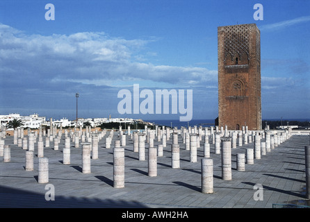 Il Marocco, Rabat, quadrato facciate Torre Hassan, un minareto incompiuto, e resti della moschea Hassan colonnato della sala di preghiera Foto Stock