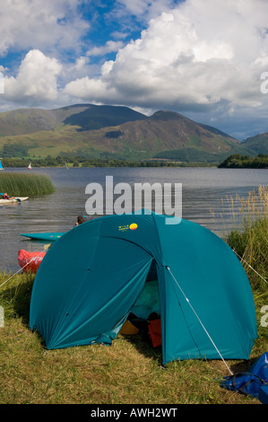 Campeggio a lato del lago di Bassenthwaite Lake District Cumbria Regno Unito Foto Stock