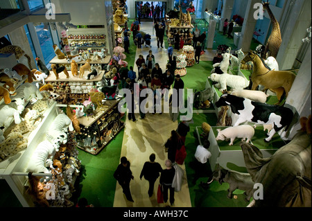 Sala principale della nuova FAO Schwarz store sulla Fifth Avenue a New York City USA il giorno dell'apertura 25 Novembre 2004 Foto Stock