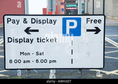 Pagare e Display, o parcheggio gratuito segno Foto Stock