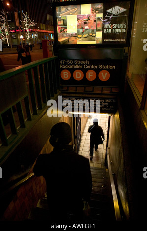 Il Passeggero entra nel 47 50 strade Rockefeller Center alla stazione metropolitana di New York City USA Gennaio 2005 Foto Stock