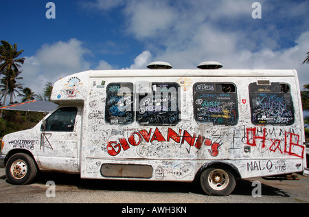 Giovanni graffiti-coperto furgone bianco è il più vecchio ed uno dei più noti carrelli adibiti alla pesca di gamberetti su Oahu North Shore Foto Stock