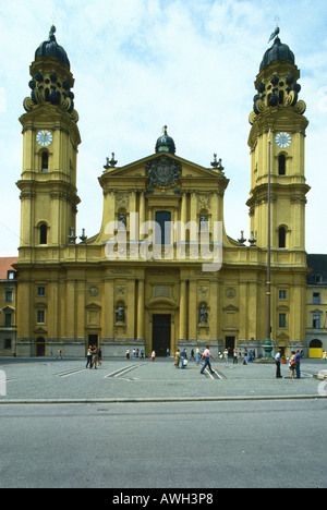 In Germania, in Baviera, Monaco di Baviera, Cuvilliés facciata tardo barocca di twin-turrito chiesa progettata da Antonio Barelli di Bologna Foto Stock