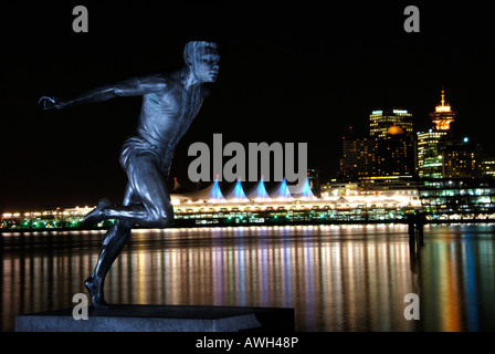 La statua del famoso campo e pista Olympic runner Harry Jerome , presa a Stanley Park di notte . Foto Stock