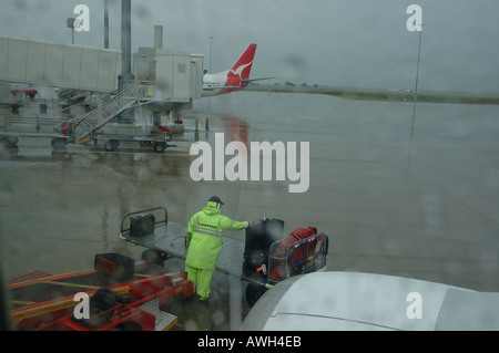 I gestori di bagaglio carico di sacchi dall'aeroporto di Brisbane Queensland Australia 7363 dsc Foto Stock